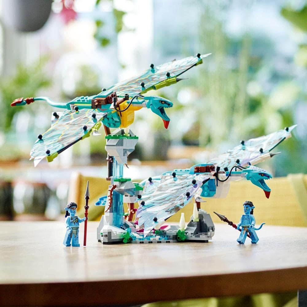 LEGO Avatar Jake and Neatili's Banshee First Flight 75572 Toy Blocks, Present, Fantasy Movie, Boys, Girls, Ages 9 and Up