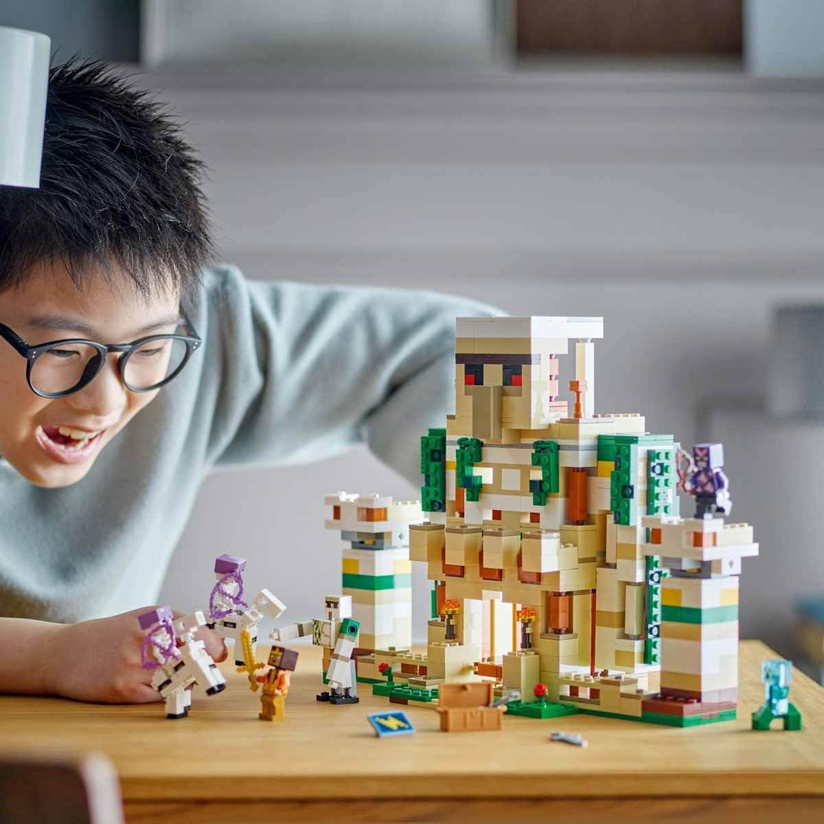 Lego 21250 Minecraft The Iron Golem Fortress, Buildable Castle Toy, Convertible into a Large Figure, with 7 Figures Including Crystal Knight, Skeleton Rider and A Loaded Creeper