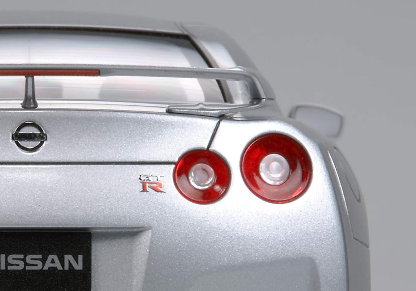 Tamiya Nissan GT-R R35 - 1/24 Scale Model Kit 24300