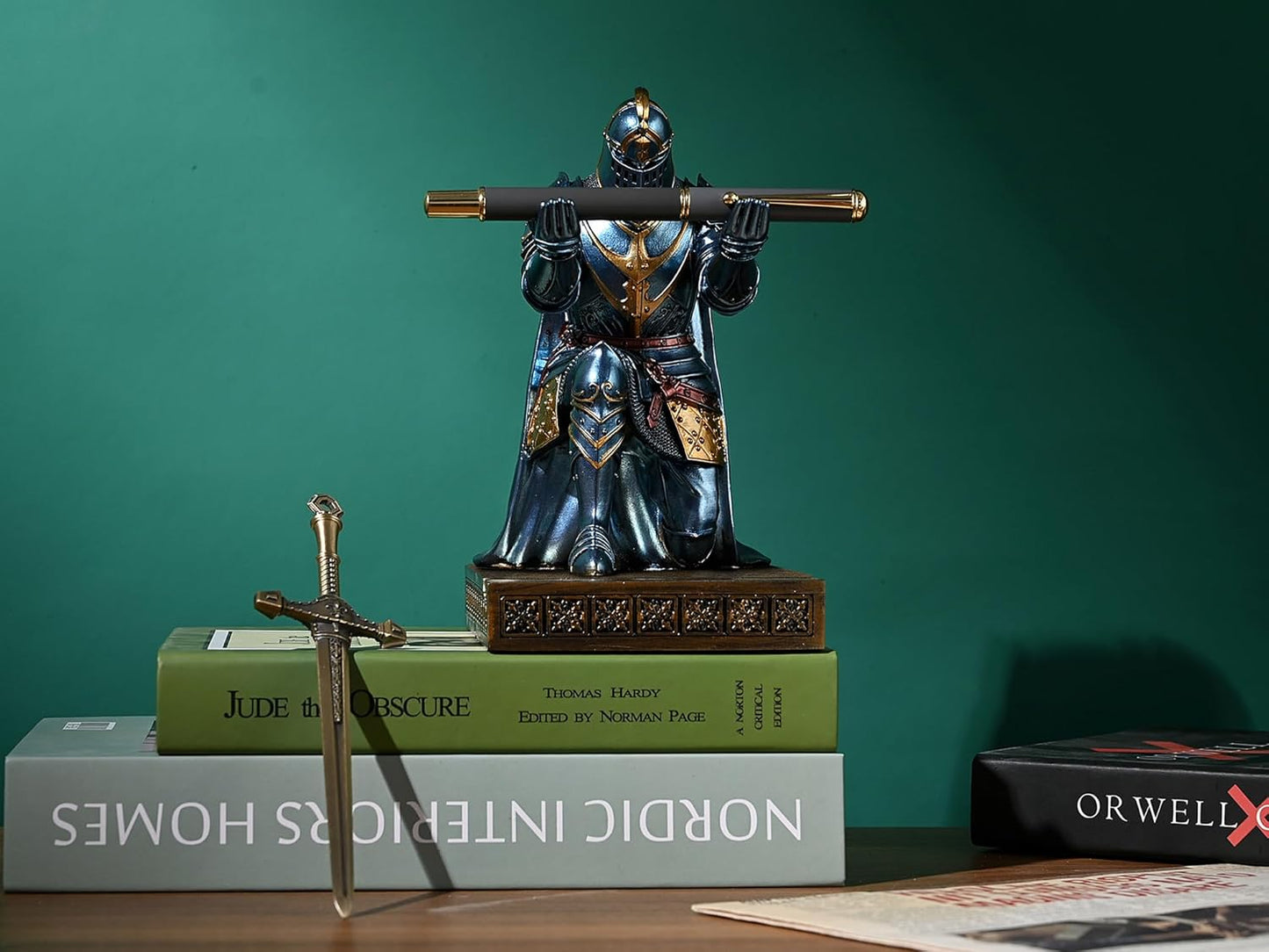 HDMbigmi King's Guard Leader Cloak Warrior Knight Pen Holder Mobile Phone Stand, Ornament Knight Statue, Pen Stand Paperweight with a Metal Sword Letter Opener for Office and Home (Blue)