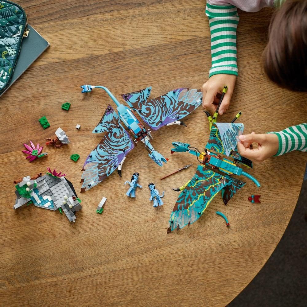 LEGO Avatar Jake and Neatili's Banshee First Flight 75572 Toy Blocks, Present, Fantasy Movie, Boys, Girls, Ages 9 and Up