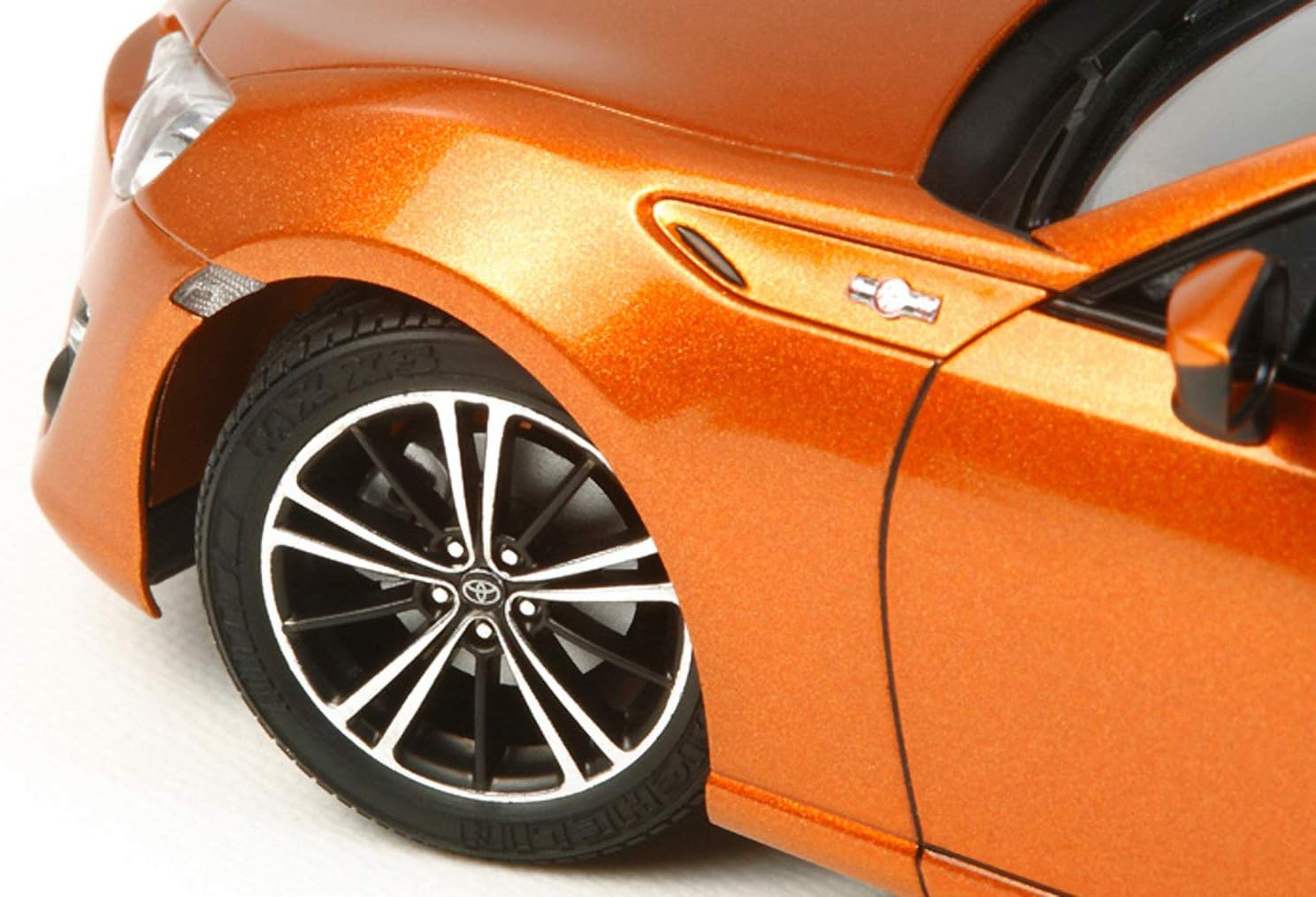 Tamiya Toyota GT86 1:24 Scale Model Kit with 116 Pieces and Moving Wheels