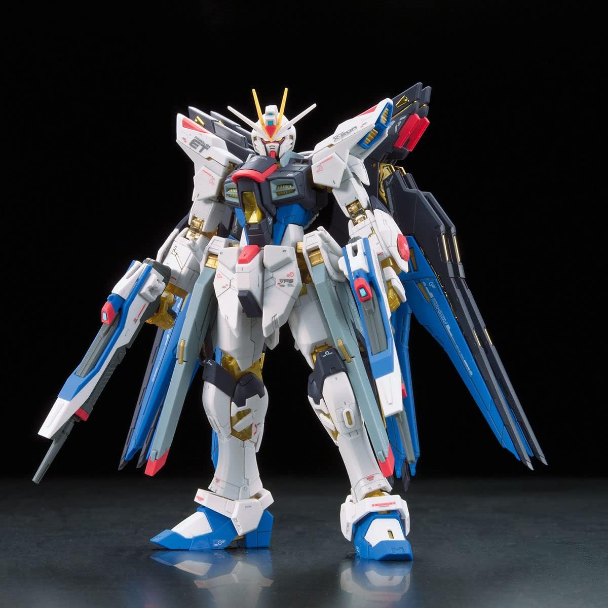 #14 Strike Freedom Gundam Gundam Seed Destiny, Bandai RG 1/144 - Model Kit
