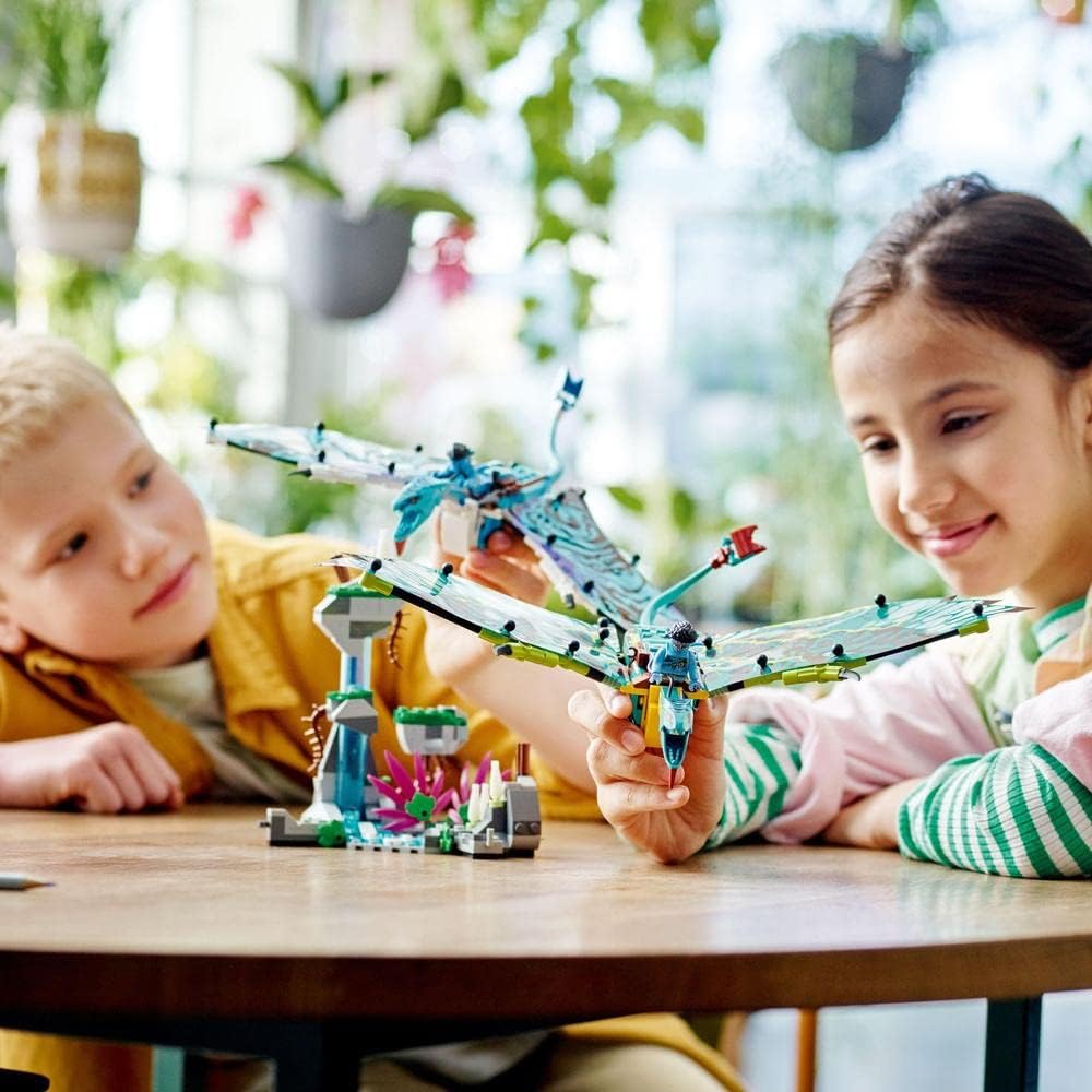 LEGO Avatar Jake and Neatili's Banshee First Flight 75572 Toy Blocks, Present, Fantasy Movie, Boys, Girls, Ages 9 and Up