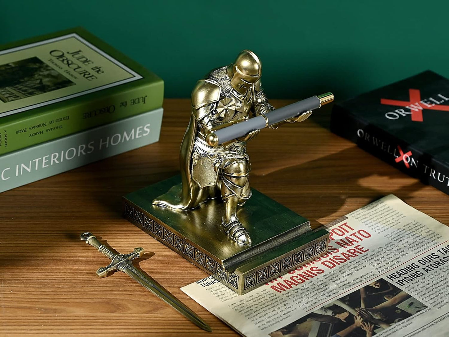 HDMbigmi King's Guard Leader Cloak Warrior Knight Pen Holder Mobile Phone Stand, Ornament Knight Statue, Pen Stand Paperweight with a Metal Sword Letter Opener for Office and Home (Bronze)
