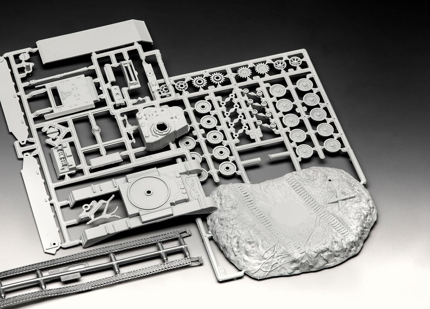 Revell RV03323 M24 Chaffee Plastic Model kit, Unpainted